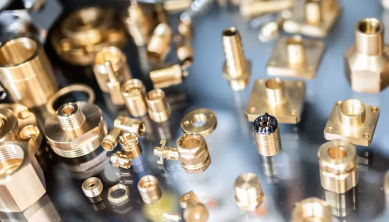 Obróbka skrawaniem mosiądzu w technologii CNC - właściwości, strategie i dobre praktyki