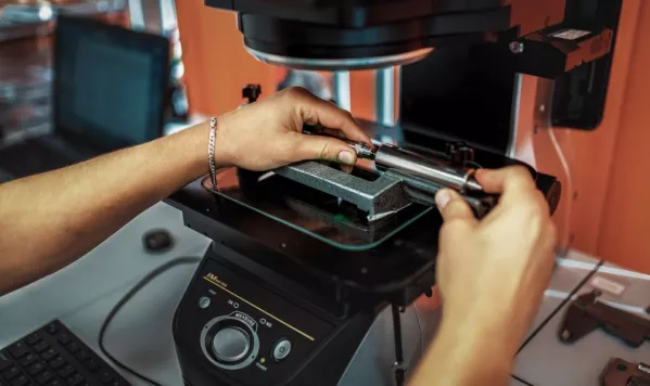 Dlaczego dwa identyczne detale nie zawsze są identyczne? O powtarzalności w produkcji CNC
