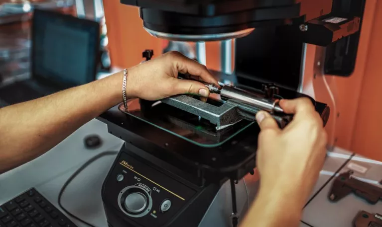 Dlaczego dwa identyczne detale nie zawsze są identyczne? O powtarzalności w produkcji CNC